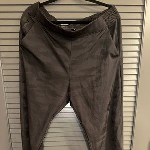 PLUS SIZE. NWOT. Athleta camouflage joggers